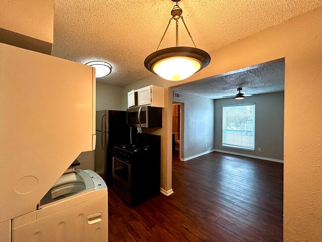 Building Photo - 2401 Manor Rd