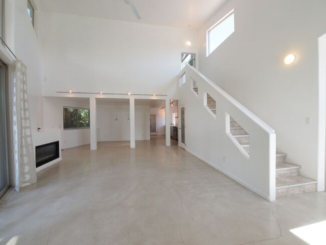 Building Photo - 430 Aspen Dr