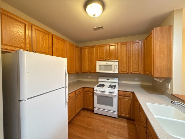 Building Photo - 1611 Millbrook Dr