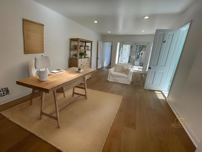 Foto del edificio - Spacious Three Bedroom Hollywood Golden Er...