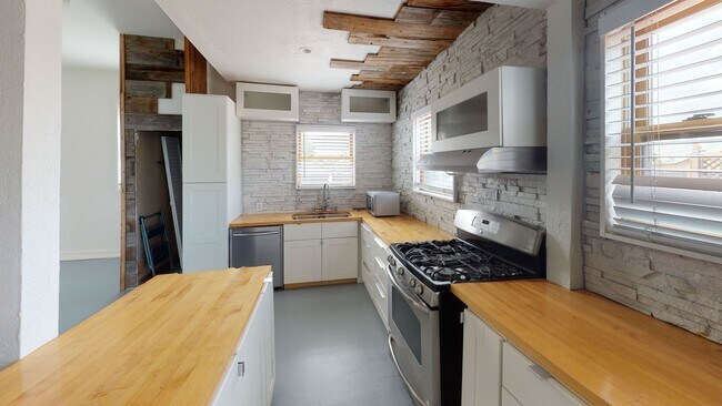 Building Photo - 3 BEDROOM / 2.5 BATHROOM - SHERMAN HEIGHTS