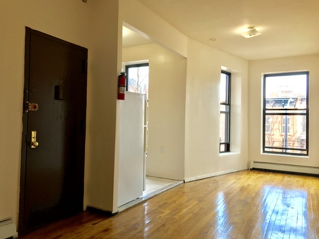 Living/Dining area - 262 Vernon Ave