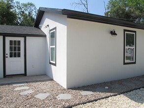 Building Photo - 412 Lucille St