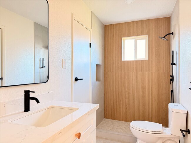 Building Photo - 2533 Knoxville Dr