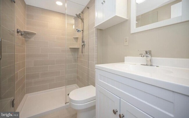 Foto del edificio - 6507 Byron Ave