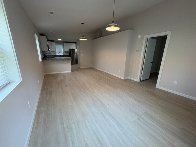 Building Photo - 1075 Jenkins Rd