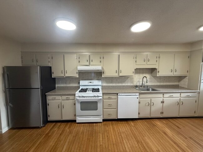 Building Photo - 109 Magoun Ave