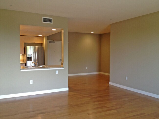 Foto del edificio - Huge 1 Bedroom Flat with Storage Locker and Original Brick Walls at Plant 51