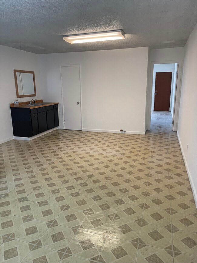 Building Photo - 13737 Inglewood Ave