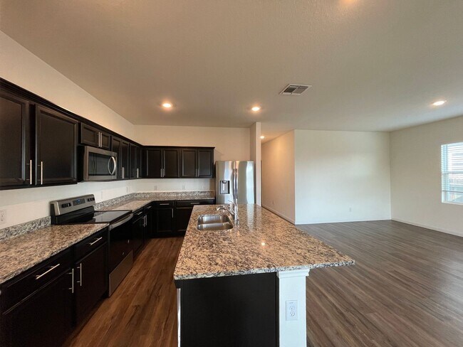 Building Photo - 4 Bedroom, 3 bathroom Short Term Lease