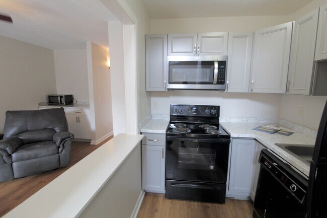 Building Photo - 1420 Bradley Dr