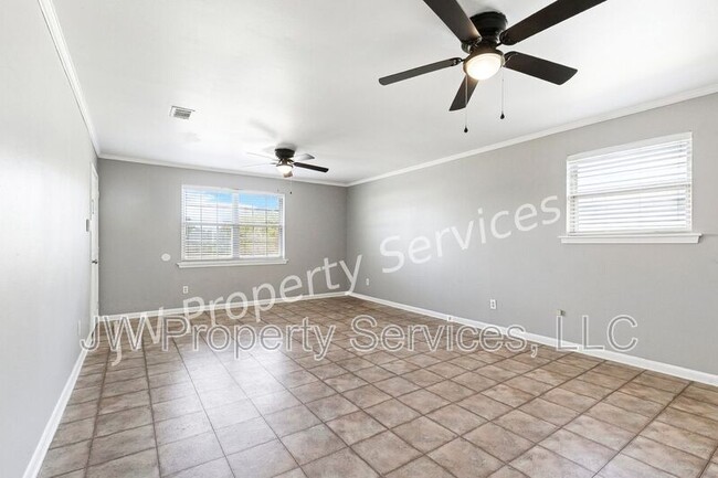 Foto del edificio - 2203-2203 Octavia Dr