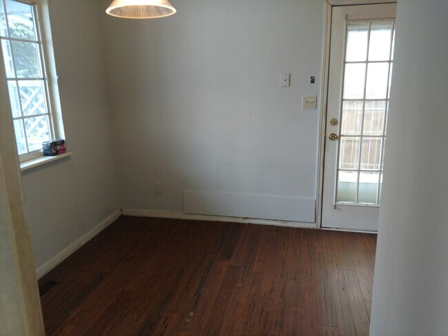 Building Photo - 3 Bedroom 1.5 House right off I-65