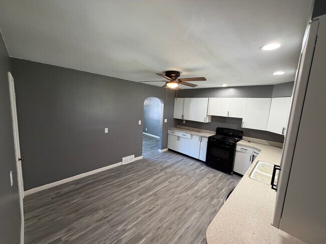 Foto del edificio - Cozy 2-Bedroom Home with Car Garage in Dixon!