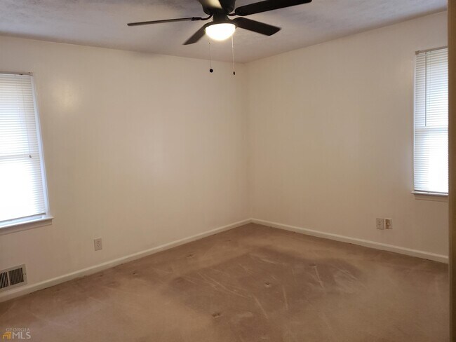 Building Photo - 3029 Bobolink Dr