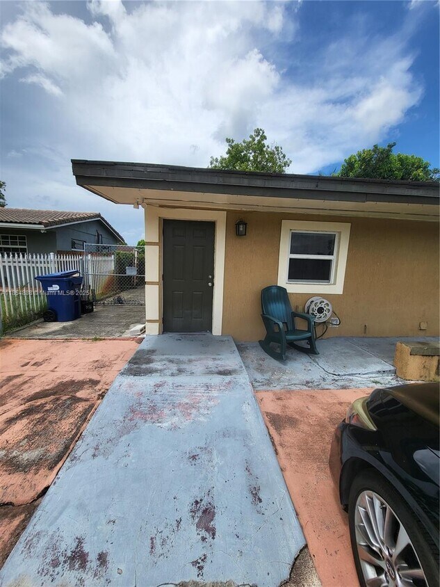 Foto principal - 4345 NW 203rd St