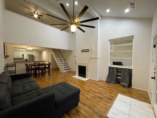 Building Photo - 2425 Holly Hall St