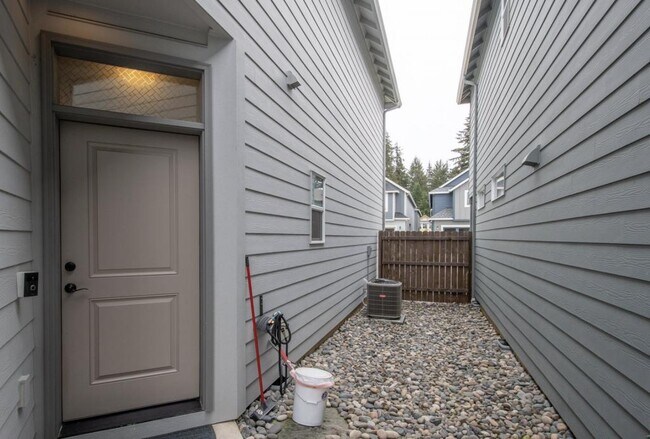 Building Photo - 7030 S Ridge Way