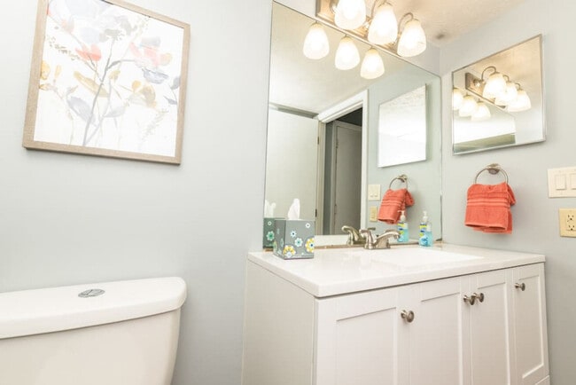 Building Photo - 964 Pavilion St