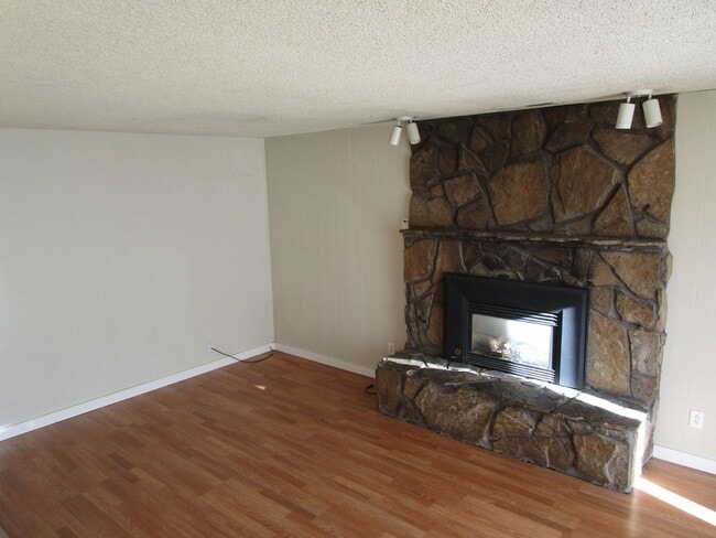 Building Photo - 207 SW Ewen St