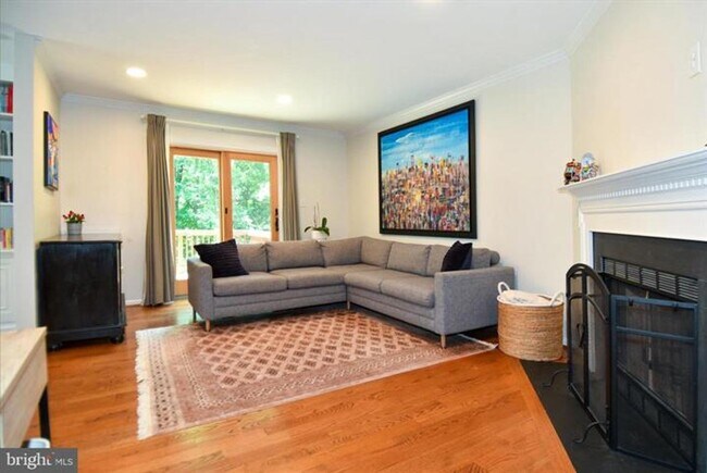 Foto del edificio - Set within the sought after community of Runnymeade, this beautifully maintained townhome offers ...