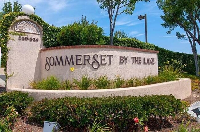 Building Photo - 874 S Rancho Santa Fe Rd