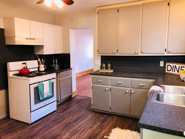 Foto del edificio - 2 bedrooms with sunroom, 1 bath , spacious...