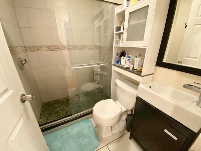 Foto del edificio - WOW!  STUNNING MISSION HILL 6 BED/3 BATH WITH IN-UNIT LAUNDRY