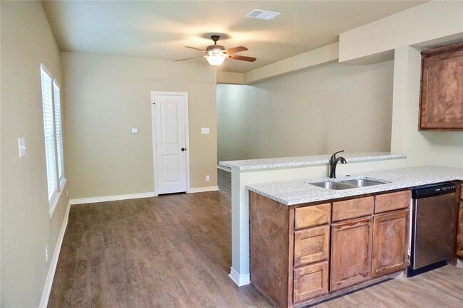 Building Photo - 212 Pecan Hollow St