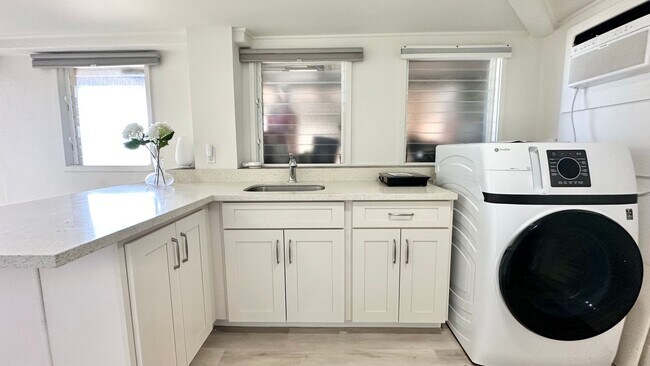 Foto del edificio - NEW PRICE - Newly Renovated Studio with 1 Bath & Washer/Dryer in Maunalani Heights!