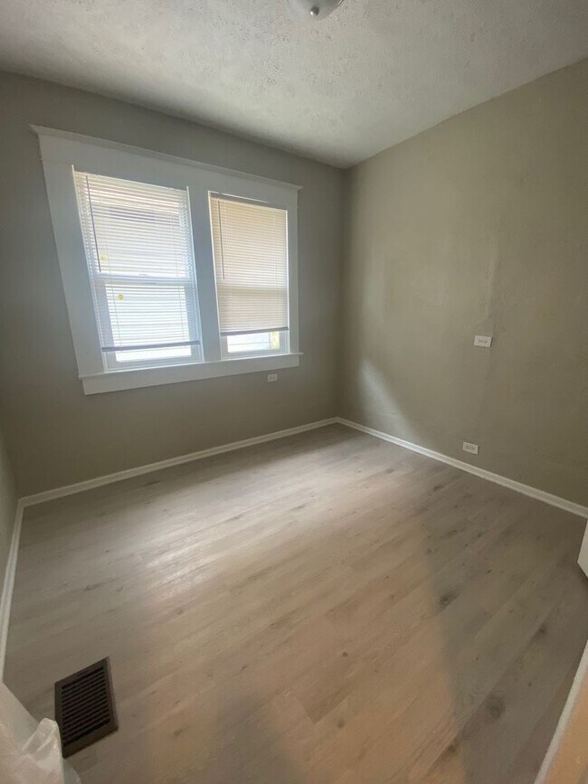 Foto del edificio - 3 bed 1 bath home in Center Township