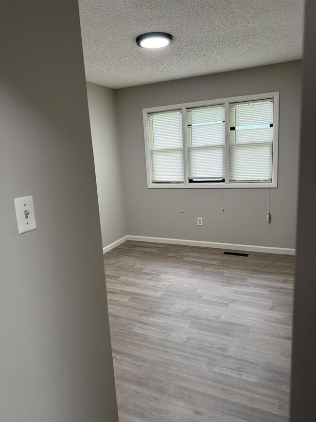 Building Photo - "Charming 4-Bedroom with 2 Baths in Topeka...