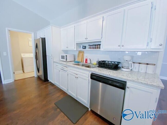 Foto del edificio - 12005 Greenleaf Dr SE