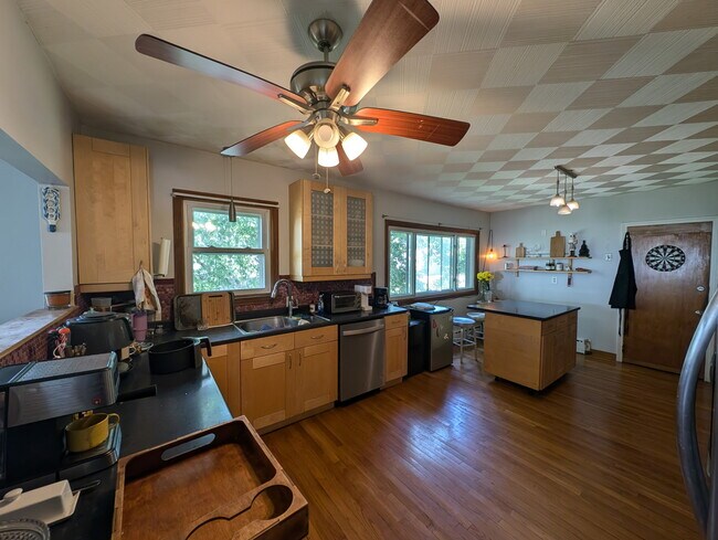 Building Photo - 85 Gladstone St