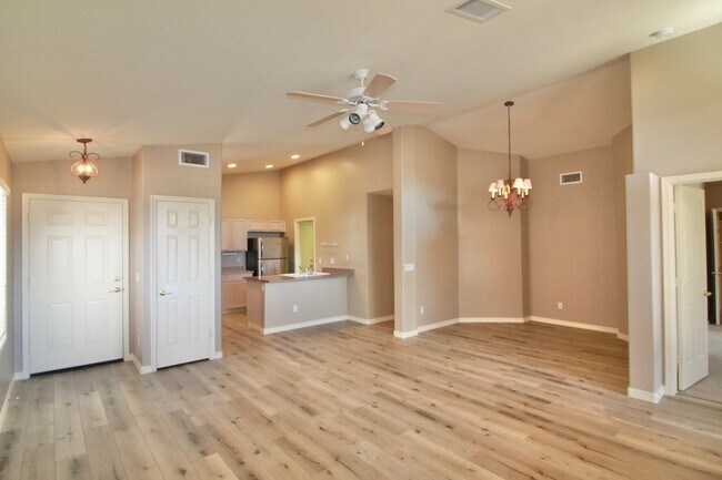 Building Photo - 10385 W Yukon Dr