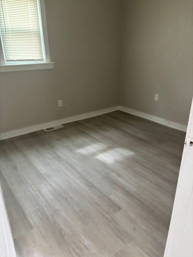 Building Photo - Section 8 Accepted! Spacious newly renovat...