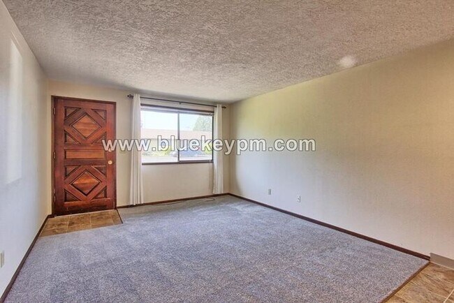 Foto del edificio - Unit #4- 2 Bed, 1 Bath Unit in Battle Grou...