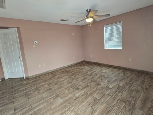 Building Photo - Centrally located!