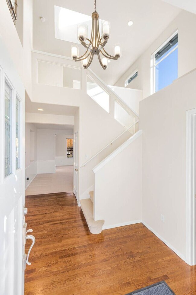 Photo - 824 Chelan Pl NE House