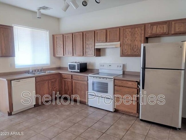 Building Photo - 2047 S Starling Dr