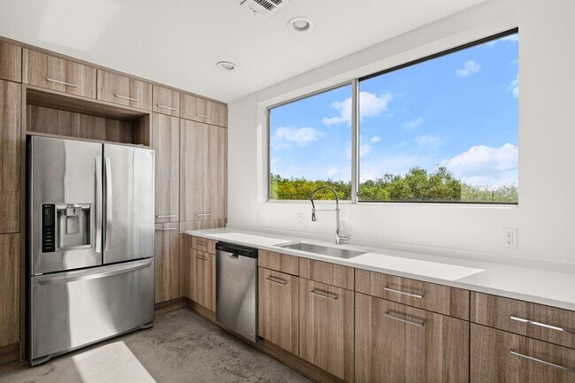 Building Photo - 2301 S 5th St