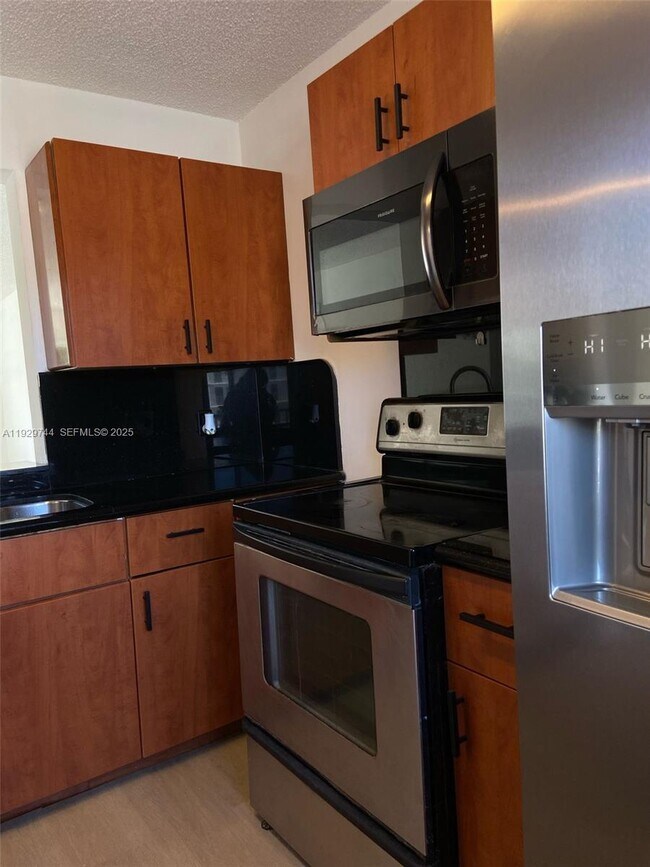 Foto del edificio - 8740 N Sherman Cir