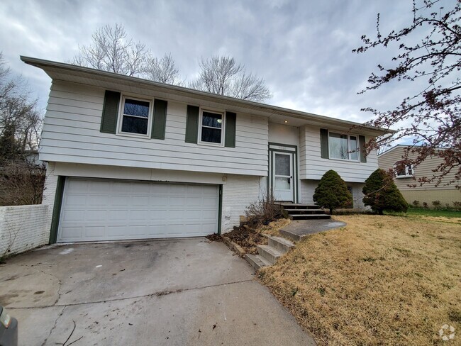 Building Photo - 9060 Oakwood Dr