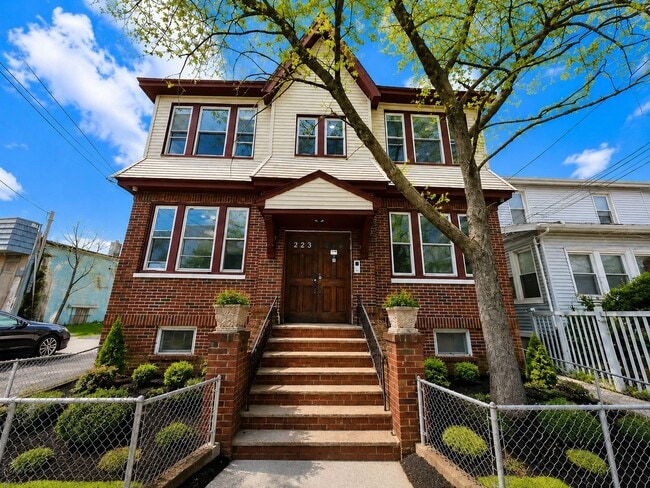 Building Photo - 223 S Munn Ave