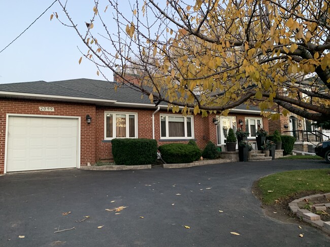 Building Photo - 2099 Avenue Rd