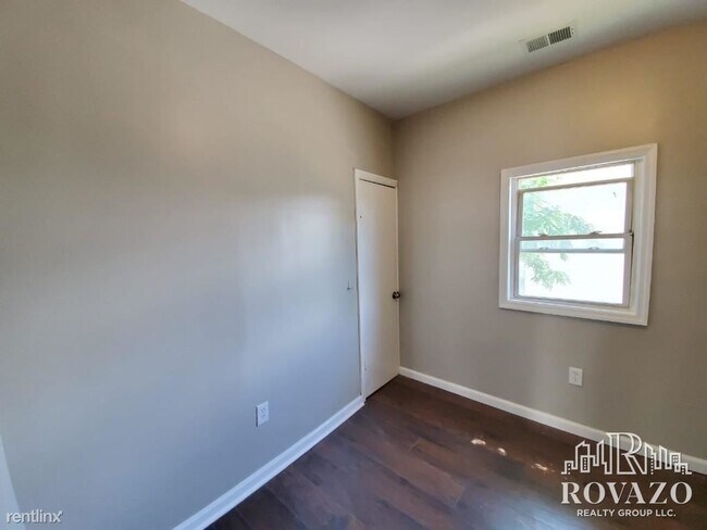 Building Photo - 1 br, 1 bath  - 9 Shaw Ave 3