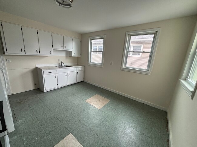 Building Photo - 182 Sheridan St