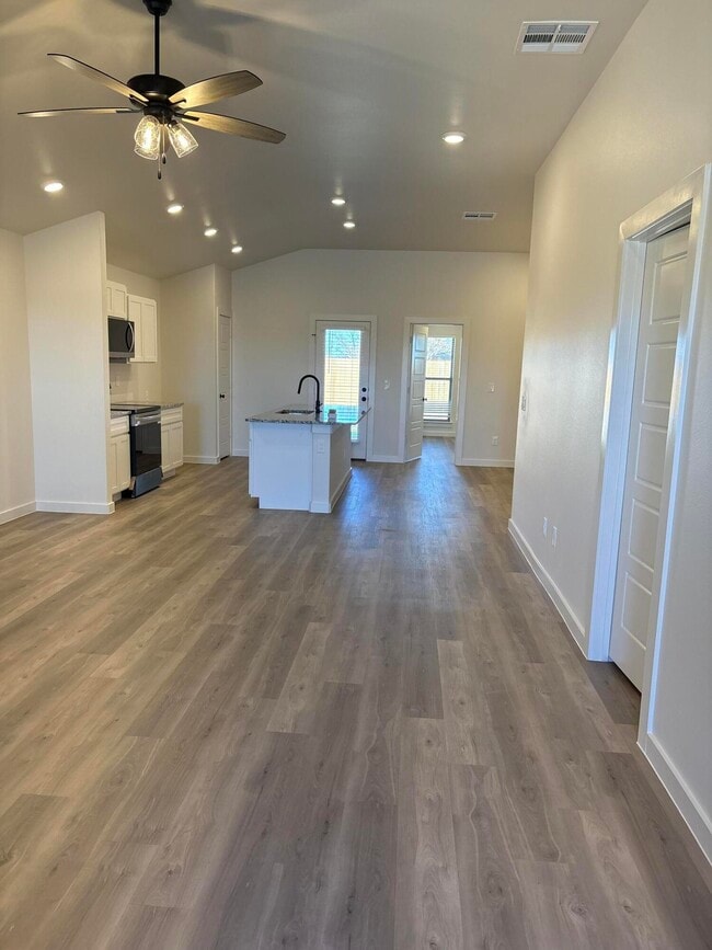 Building Photo - 2509 Kenwood Ave