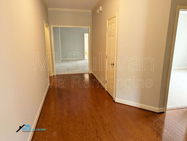 Foto del edificio - 703 Harkness Cir