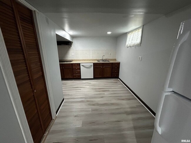 Foto del edificio - 2206 W Rohmann Ave